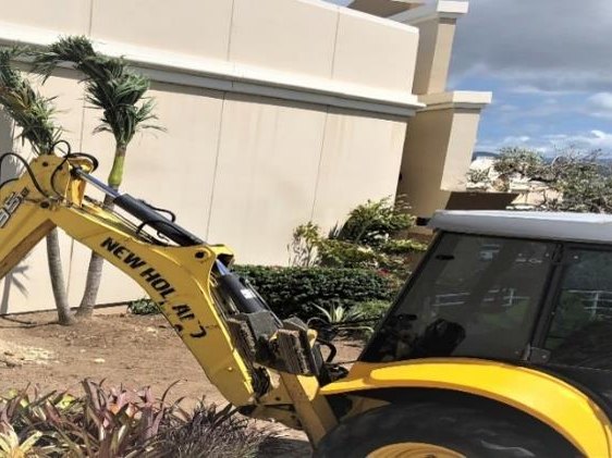 Maquinaria pesada trabajando en la construcción de un área verde